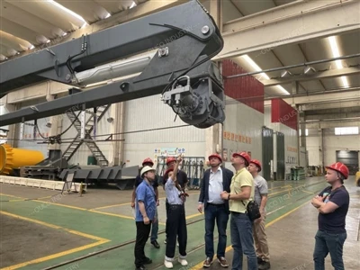 Clienții ruși vizitează și acceptă o macara cu braț articulat de 2,85T14M!
