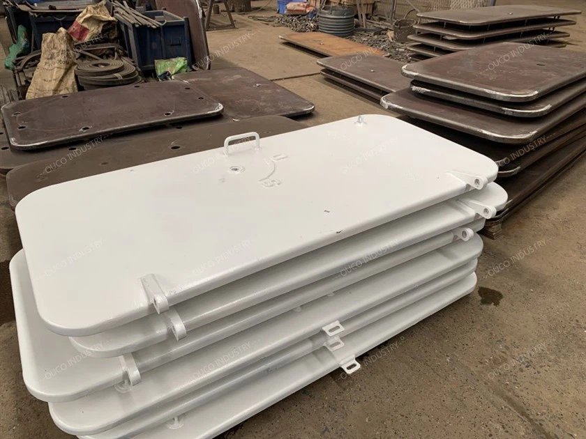 Ușă etanșă marină cu balamale